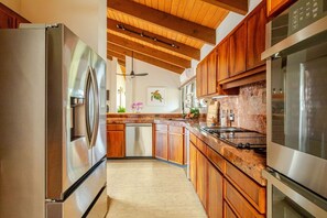 Køleskab, mikrobølgeovn, ovn, kogeplade