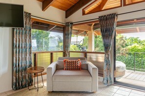 Smart-TV, Tischtennisplatte, Bücher