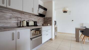 Appartement | Privékeuken | Een koelkast, een oven, een kookplaat, een vaatwasser