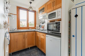 Fridge, microwave, oven, coffee/tea maker