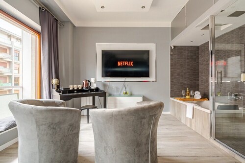 Four Seasons Suite in City Center, 350m from the Sea • 3 Suite - View & Balcony