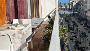 A balcony with a view of a city street and a beach. - Four Seasons Suite in City Center, 350m from the Sea • 3 Suite - View & Balcony (Pescara)