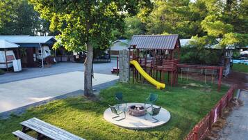 儿童活动区 - 室外