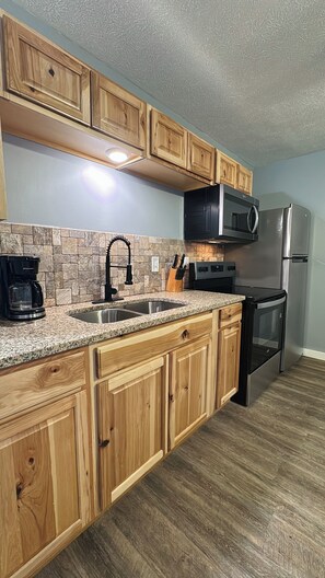 Rom – signature, balkong, utsikt mot høyde | Eget tekjøkken | Kjøleskap, mikrobølgeovn og kjøkkenutstyr