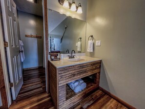 غرفة عادية فردية - بشرفة - بمنظر للمسبح | مكتب ومساحة عمل للكمبيوتر المحمول وواي فاي مجانًا