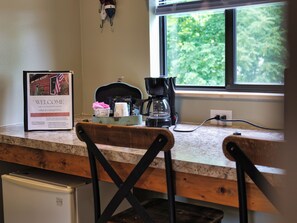 Desk, laptop workspace, free WiFi - Timber Pointe Resort (Jamestown)