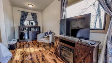 Premium-Zimmer, Poolblick | Schreibtisch, laptopgeeigneter Arbeitsplatz, kostenloses WLAN