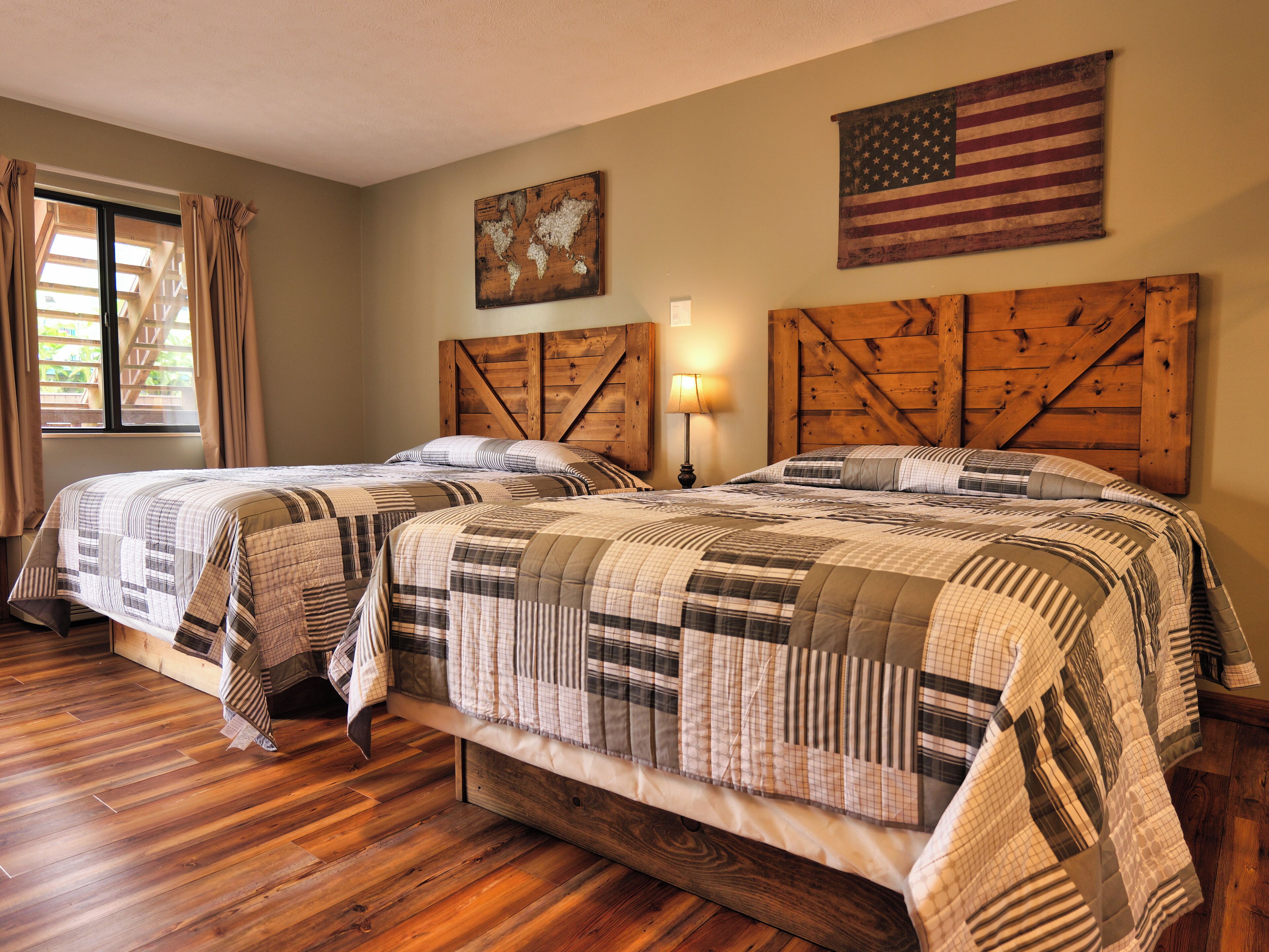 Escritorio, espacio para trabajar con laptop y wifi gratis 