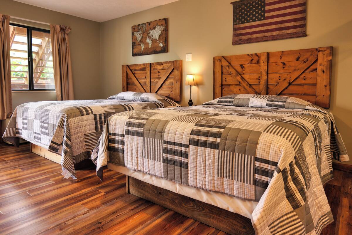 Desk, laptop workspace, free WiFi