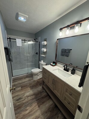 Signature kamer, balkon, uitzicht op heuvels | Badkamer | Een haardroger, handdoeken, zeep, shampoo