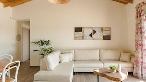 Una sala de estar con un sofá, una mesa de centro y una planta.
