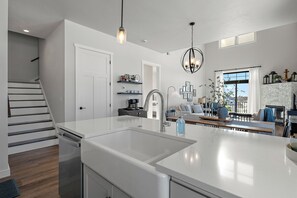 Mikrovågsugn, ugn, spishäll och diskmaskin