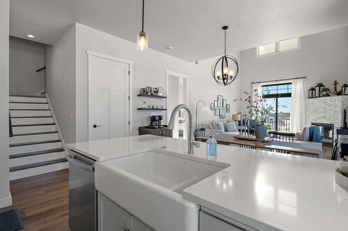 Egg Harbor: new build, indoor pool, gym