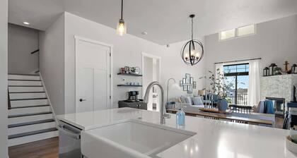Egg Harbor: new build, indoor pool, gym
