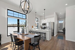 Dining - Egg Harbor Condo- new build, indoor pool and gym (Egg Harbor)