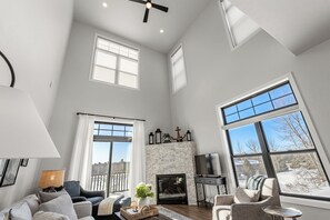 Smart-tv, eldstad, tv-spel och böcker