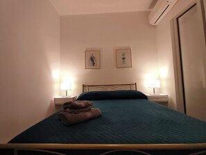 1 habitación, caja de seguridad en la habitación y escritorio 