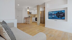 Un apartamento moderno con cocina, comedor y sala de estar.