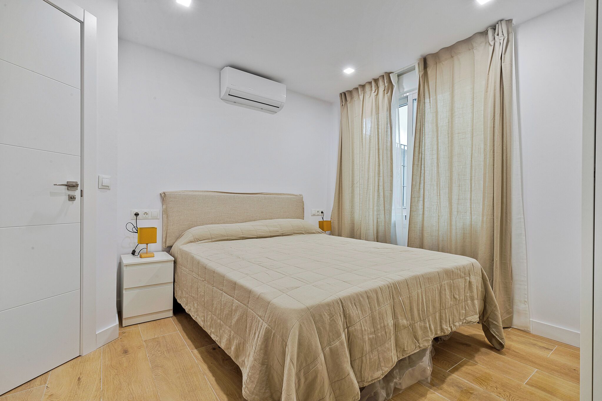 3 slaapkamers, een kluis op de kamer, een bureau