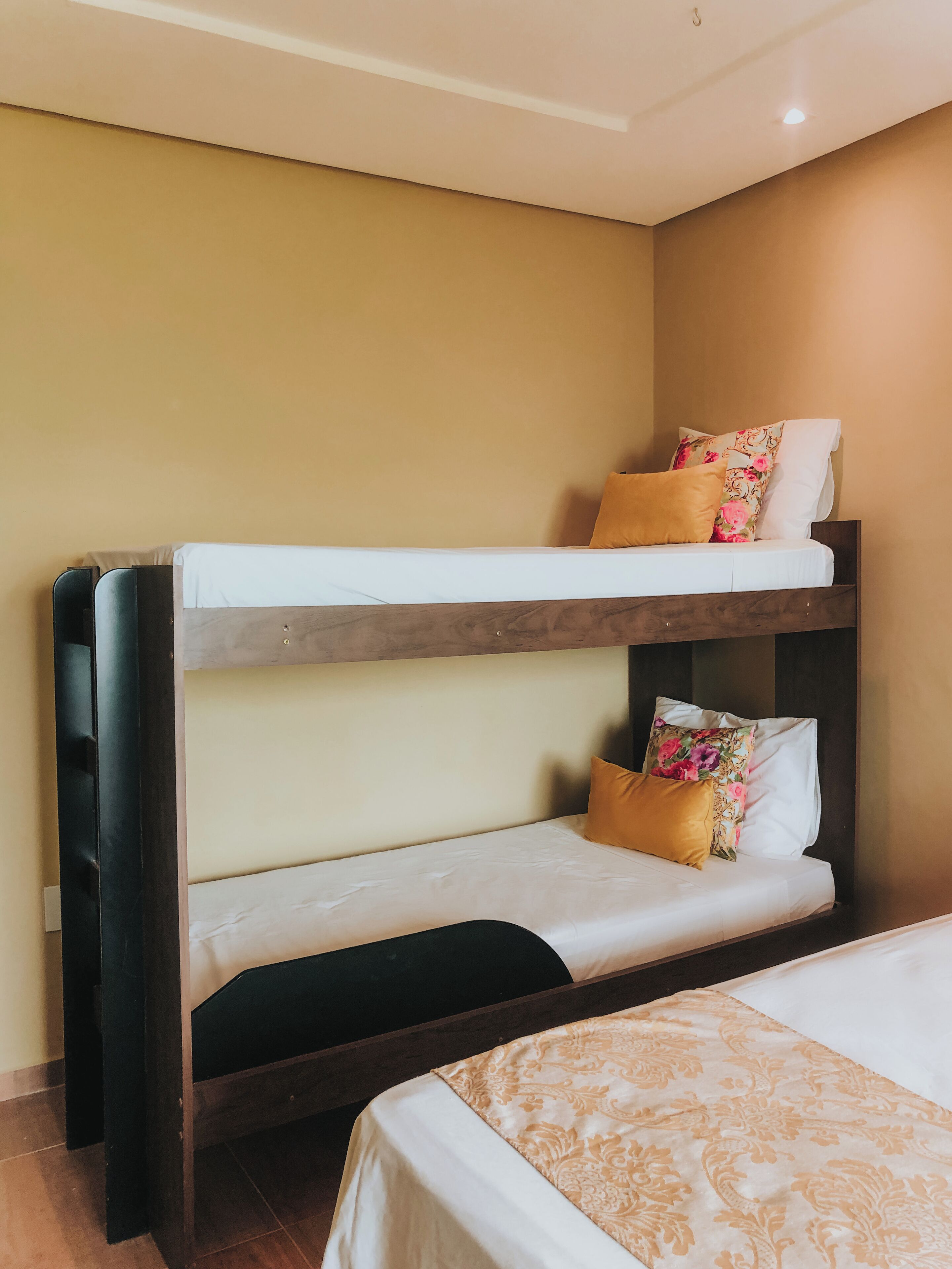 Un lit superposé à deux niveaux, chaque niveau étant équipé d’oreillers et d’un matelas.