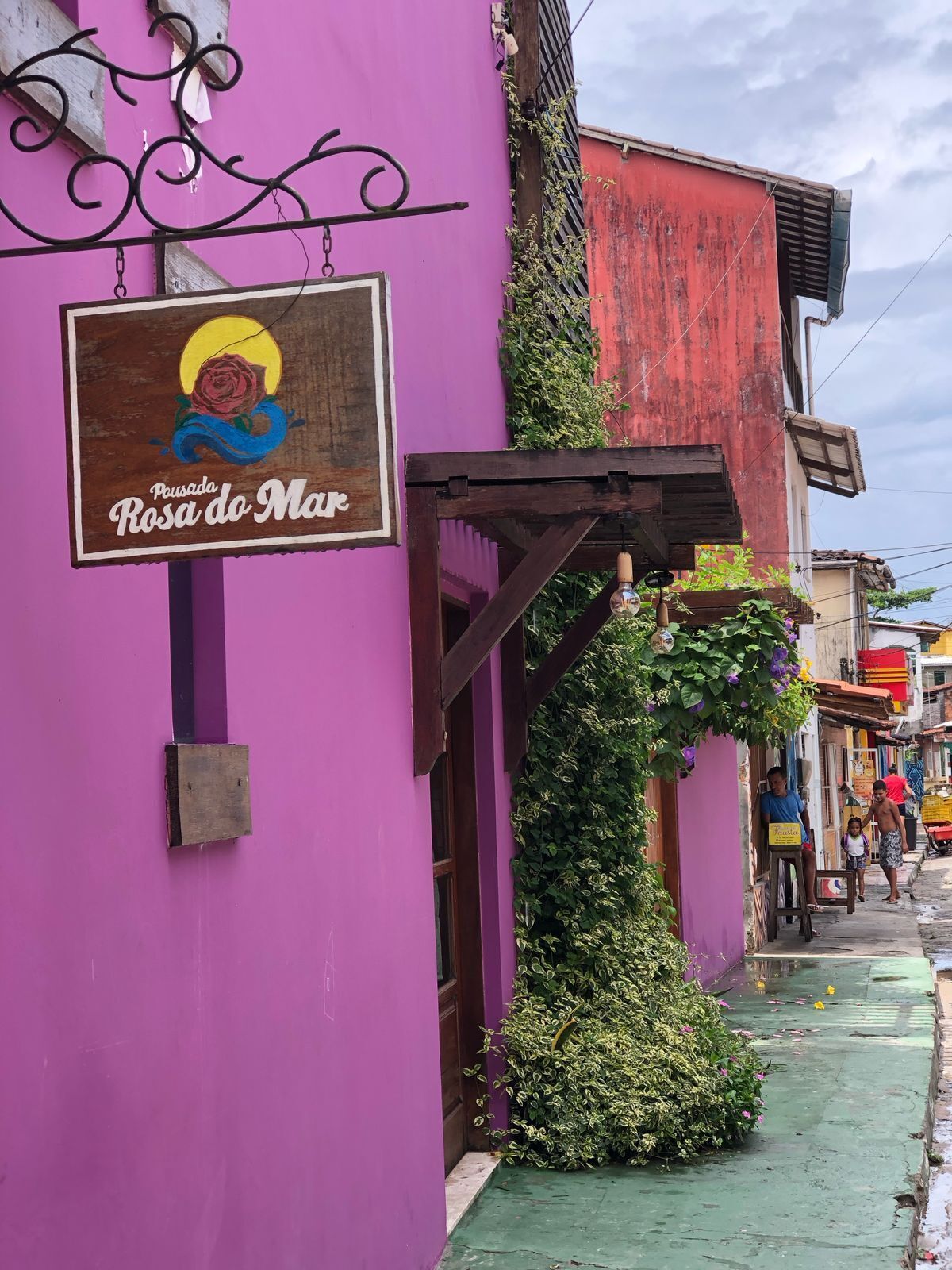 A purple building with a sign reading "Pousada Rosa do Mar".