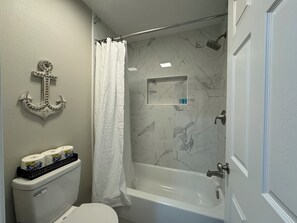 Haartrockner, Handtücher, Seife, Toilettenpapier