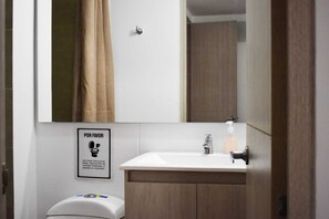 Shower, towels, soap - Comfortable apartment in Cartagena, near the beach, 15 min from the historical center. (Cartagena)