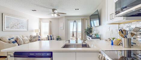 Jääkaappi, mikroaaltouuni, uuni, liesi