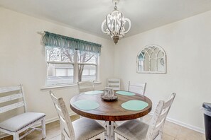 Dining - Bethany Bay First-Floor Condo with Pool, Tennis Court, & on site golf (Ocean View)