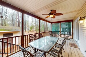 Outdoor dining - Serene Ocean Pines home w/private deck all-season room & fully stocked kitchen (Ocean Pines)