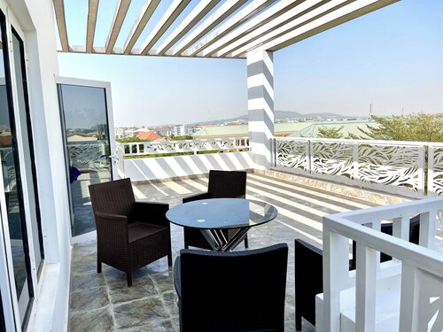 SUNRISE VIEW PENTHOUSE CONDO at UTAKO ABUJA. 24hrs LIT with AC, WIFI & KITCHEN