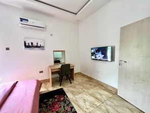 2 bedrooms, desk, iron/ironing board, free WiFi