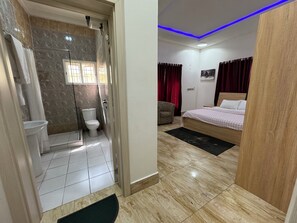 Dusj, miljøvennlige toalettsaker, hårføner og bidé