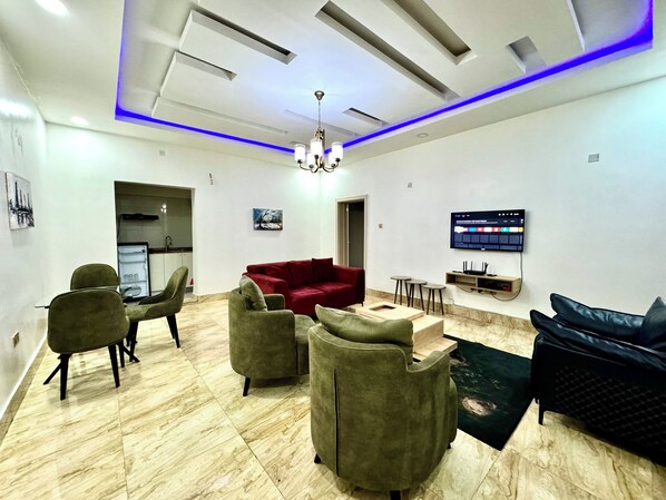 Smart TV - CLEAN 1 BEDROOM FLAT +WiFi, KITCHEN & 24Hrs LIGHT with AC. (Abuja)