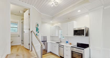 Gorgeous coastal duplex with full kitchen, close to beach