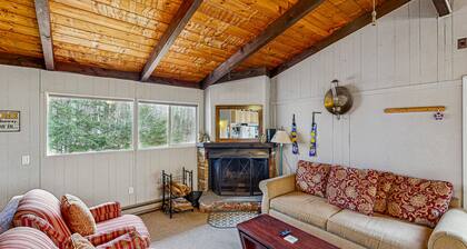 Cozy house w/ clubhouse heated pool, fireplace, balcony, jacuzzi, w/d, wifi