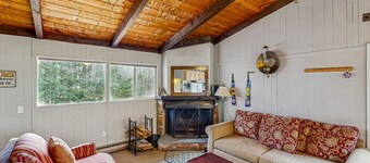 Cozy house w/ clubhouse heated pool, fireplace, balcony, jacuzzi, w/d, wifi