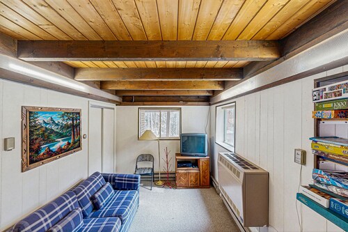 Cozy house w/ clubhouse heated pool, fireplace, balcony, jacuzzi, w/d, wifi