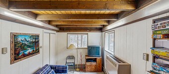 Cozy house w/ clubhouse heated pool, fireplace, balcony, jacuzzi, w/d, wifi