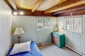 4 slaapkamers, een strijkplank/strijkijzer, internet, beddengoed