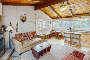 Televisie, een open haard en een dvd-speler