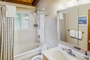 Een haardroger, handdoeken