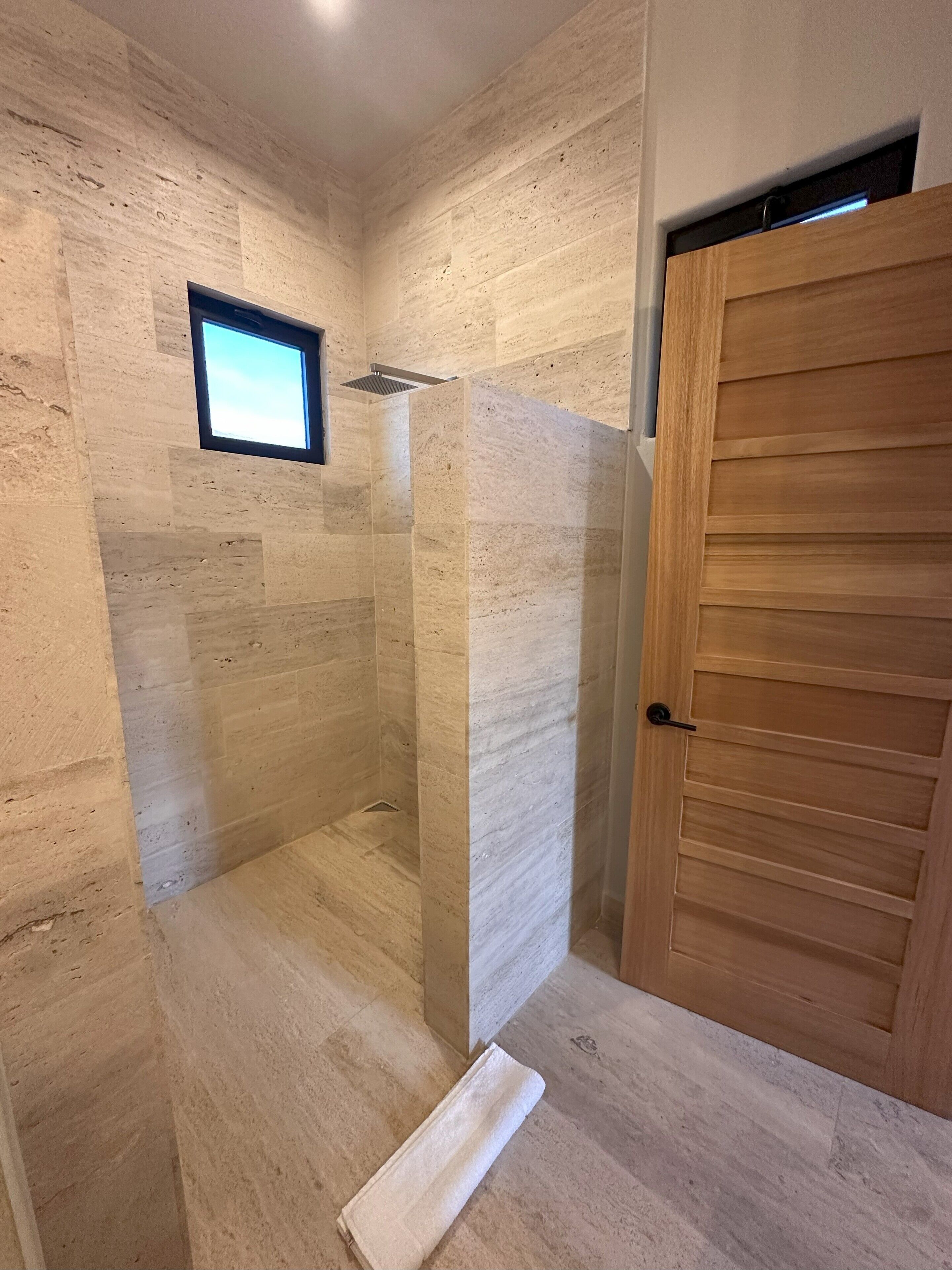 Douche, articles de toilette écologiques, serviettes fournies, savon