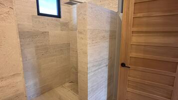 Douche, articles de toilette écologiques, serviettes fournies, savon