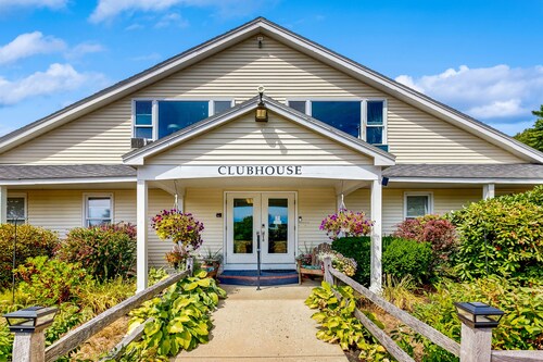 Charming Condo with Pool, Sauna, and Game Room Near the Beach