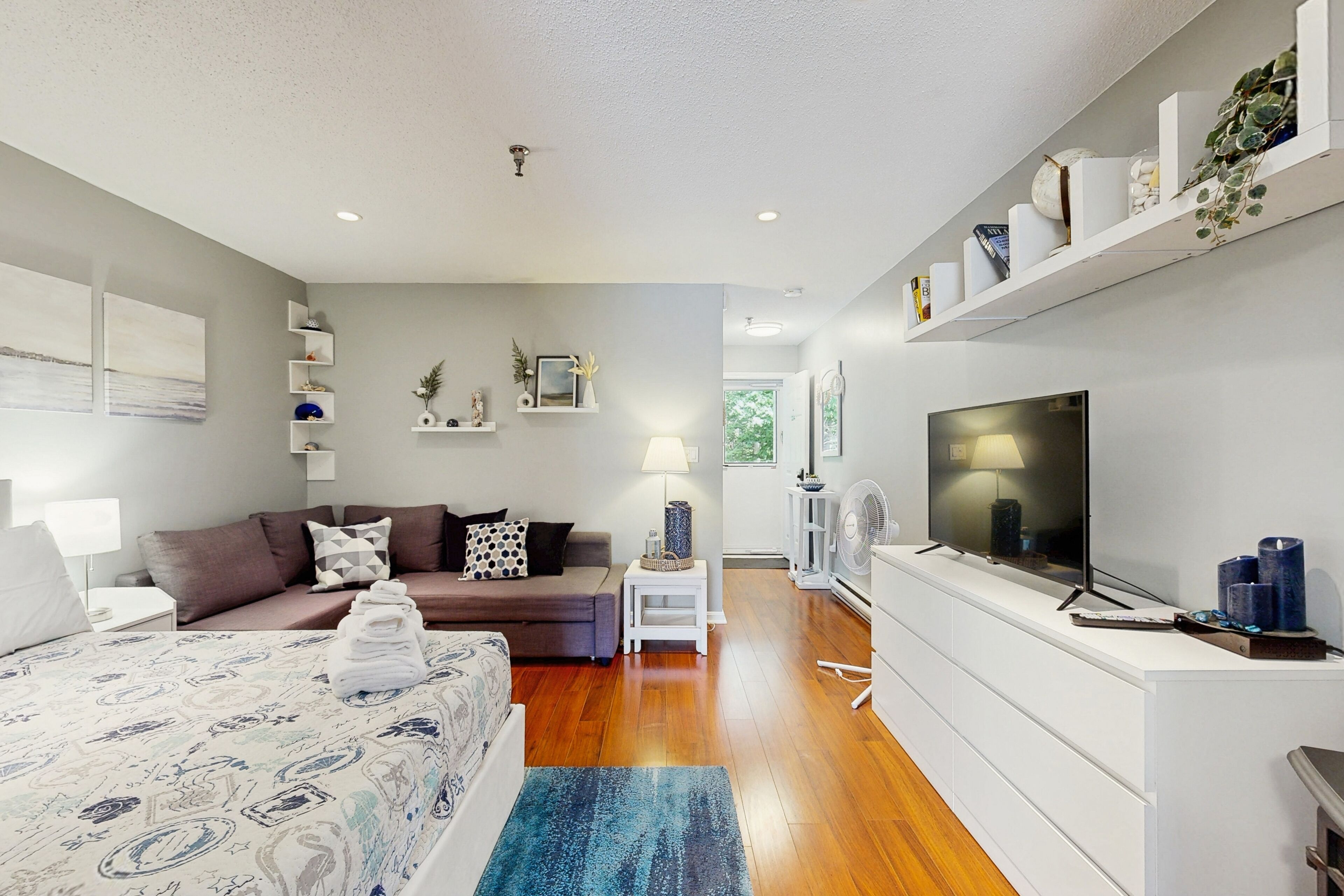 Iron/ironing board, internet, bed sheets