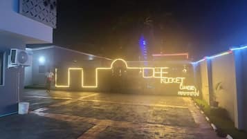 Fachada de la propiedad por la tarde o noche