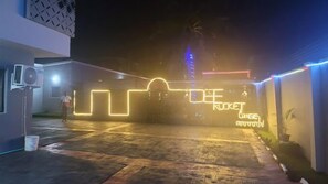 Fachada de la propiedad por la tarde o noche