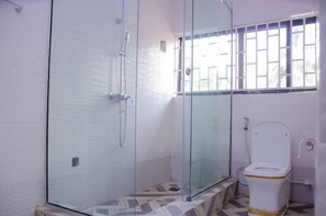 Artículos de tocador gratuitos, secador de pelo, toallas, jabón