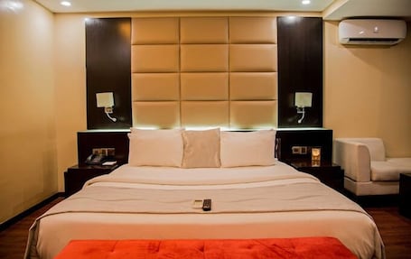 Escritorio, espacio para trabajar con laptop y cortinas blackout